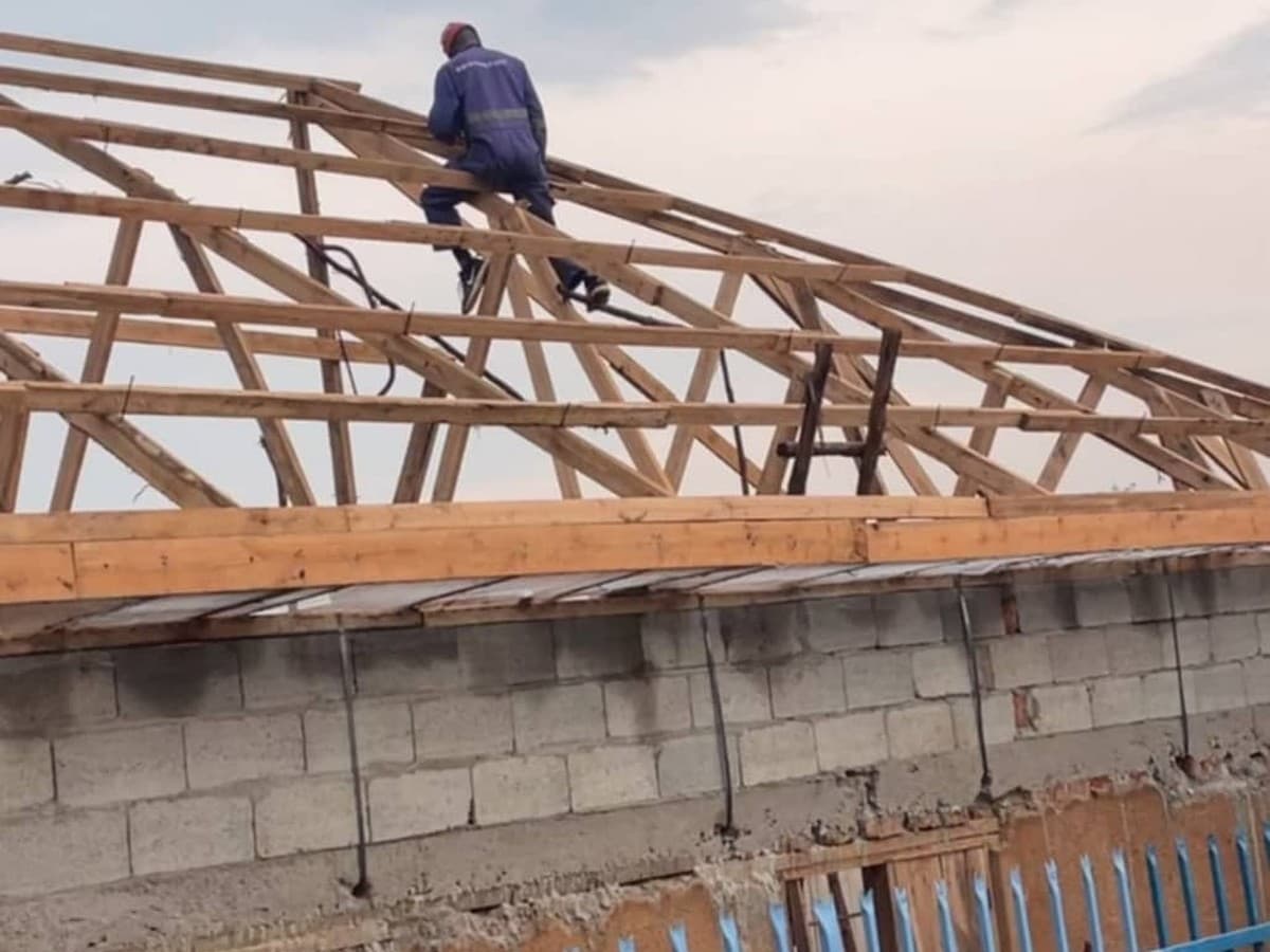 Active roofing truss installation